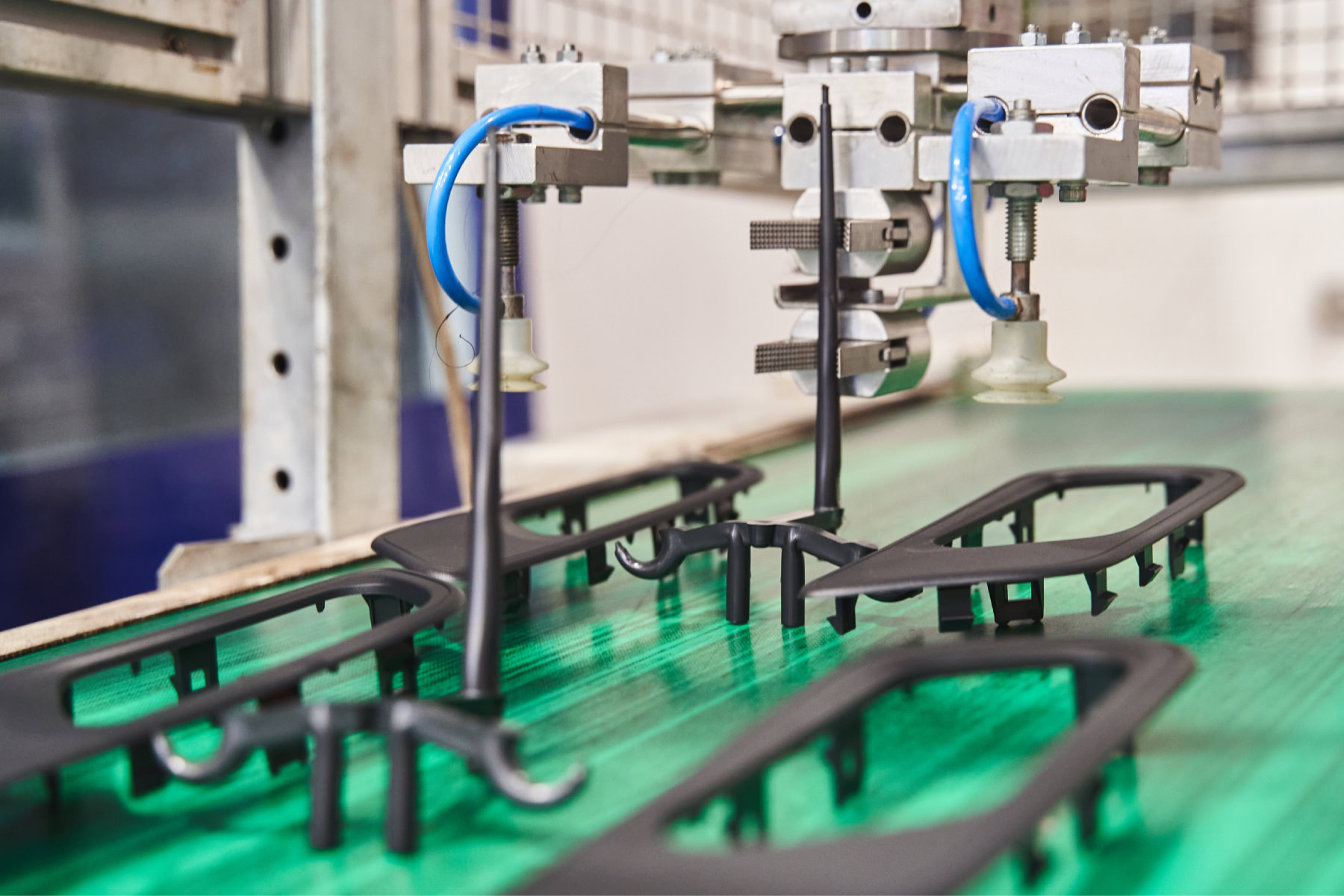 Injection moulded parts on conveyor belt